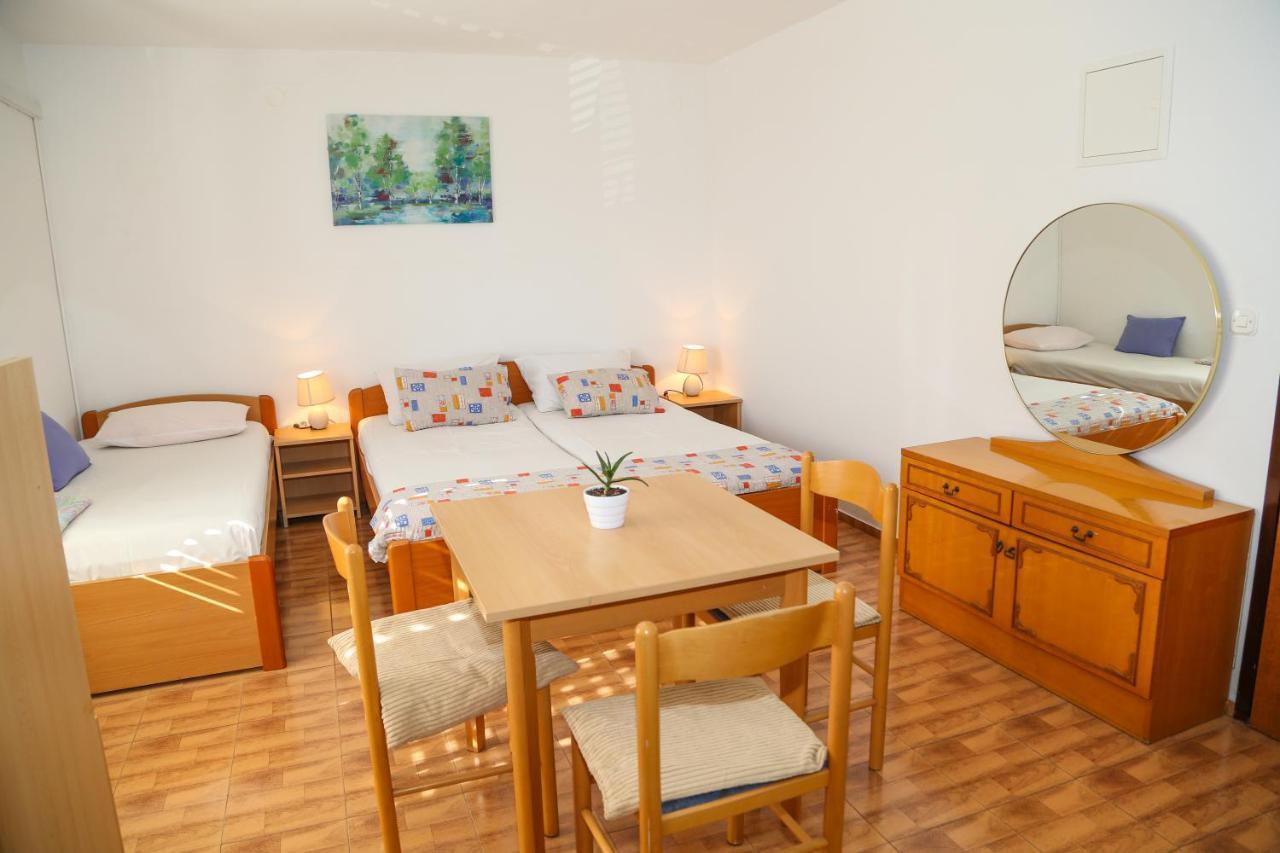 Apartments Butkovic Хвар Экстерьер фото