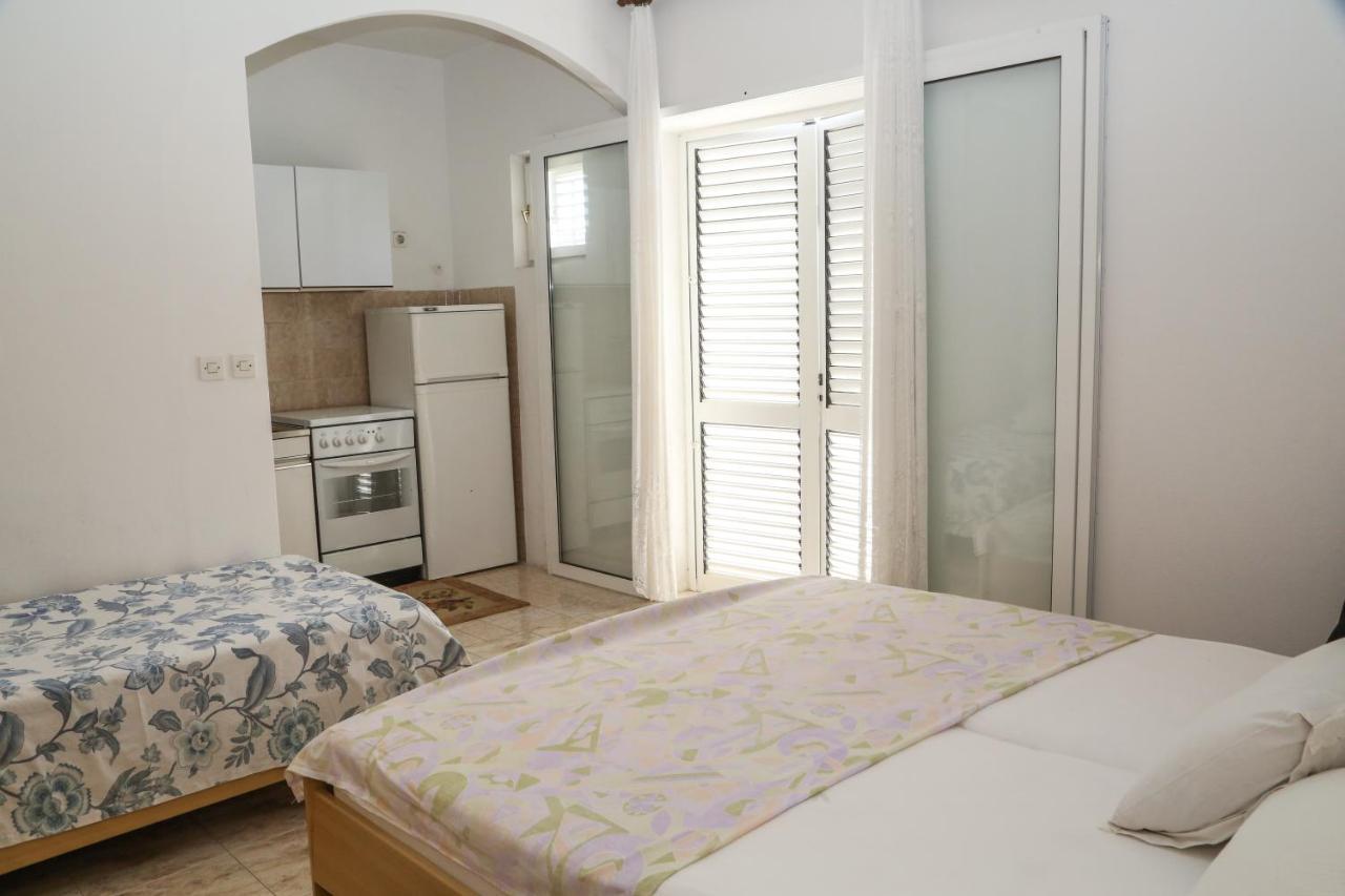Apartments Butkovic Хвар Экстерьер фото