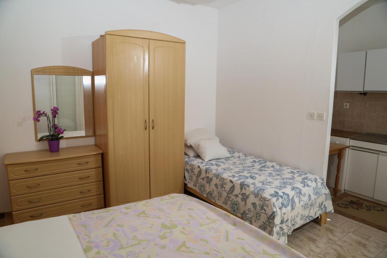 Apartments Butkovic Хвар Экстерьер фото