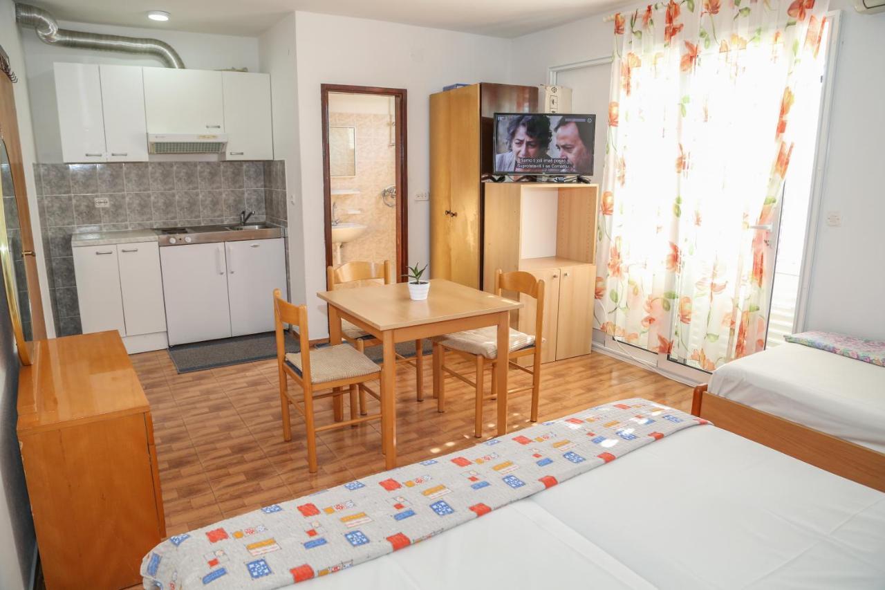 Apartments Butkovic Хвар Экстерьер фото