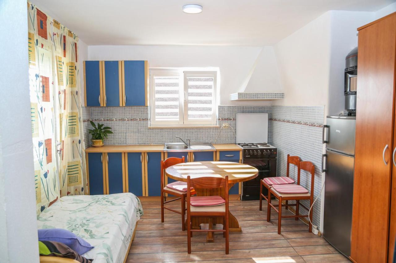 Apartments Butkovic Хвар Экстерьер фото