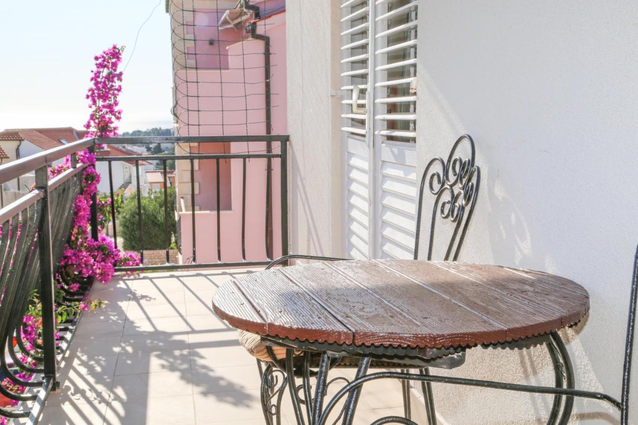 Apartments Butkovic Хвар Экстерьер фото