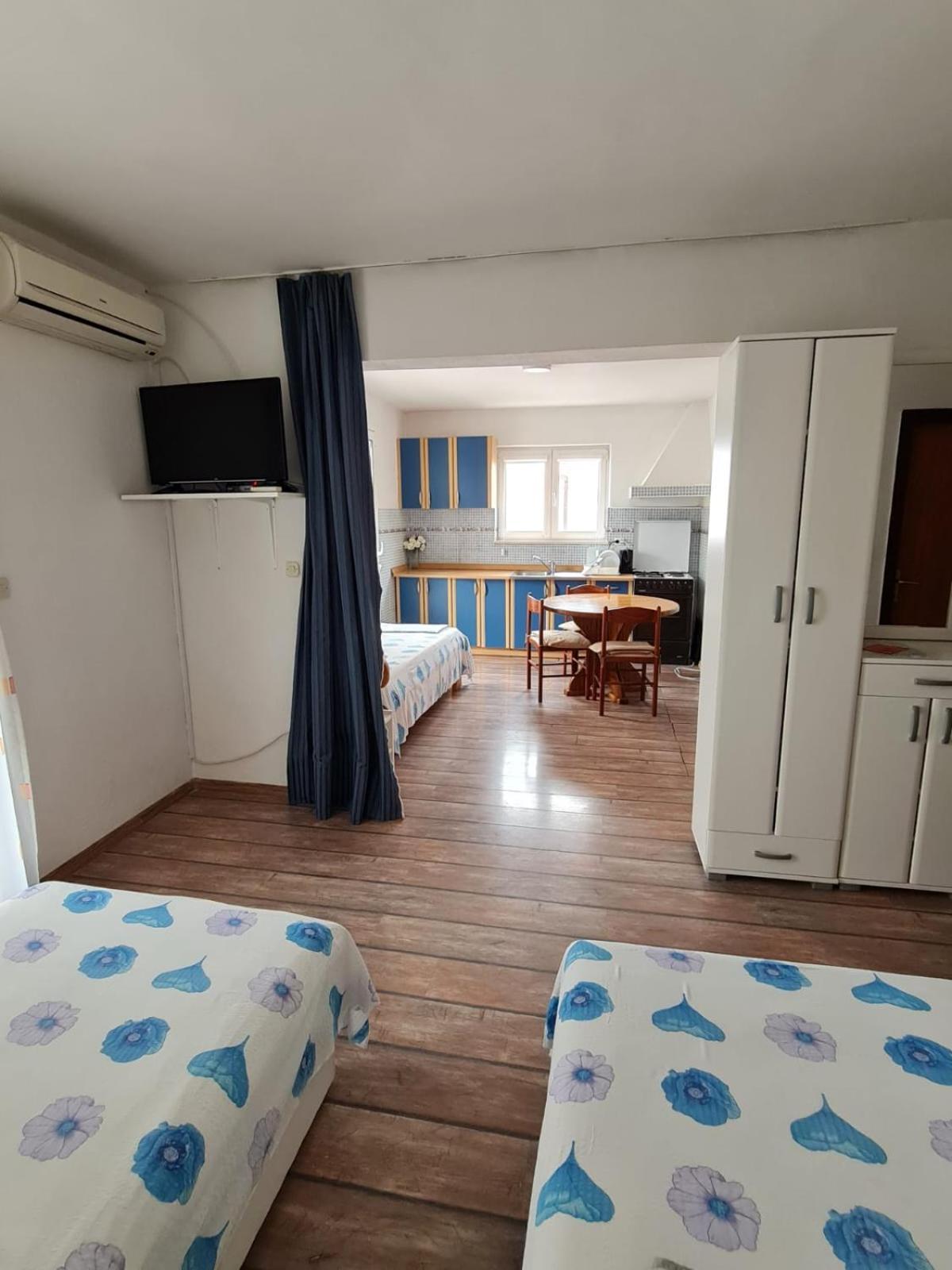 Apartments Butkovic Хвар Экстерьер фото