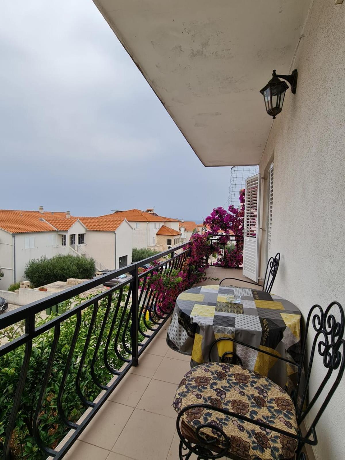 Apartments Butkovic Хвар Экстерьер фото