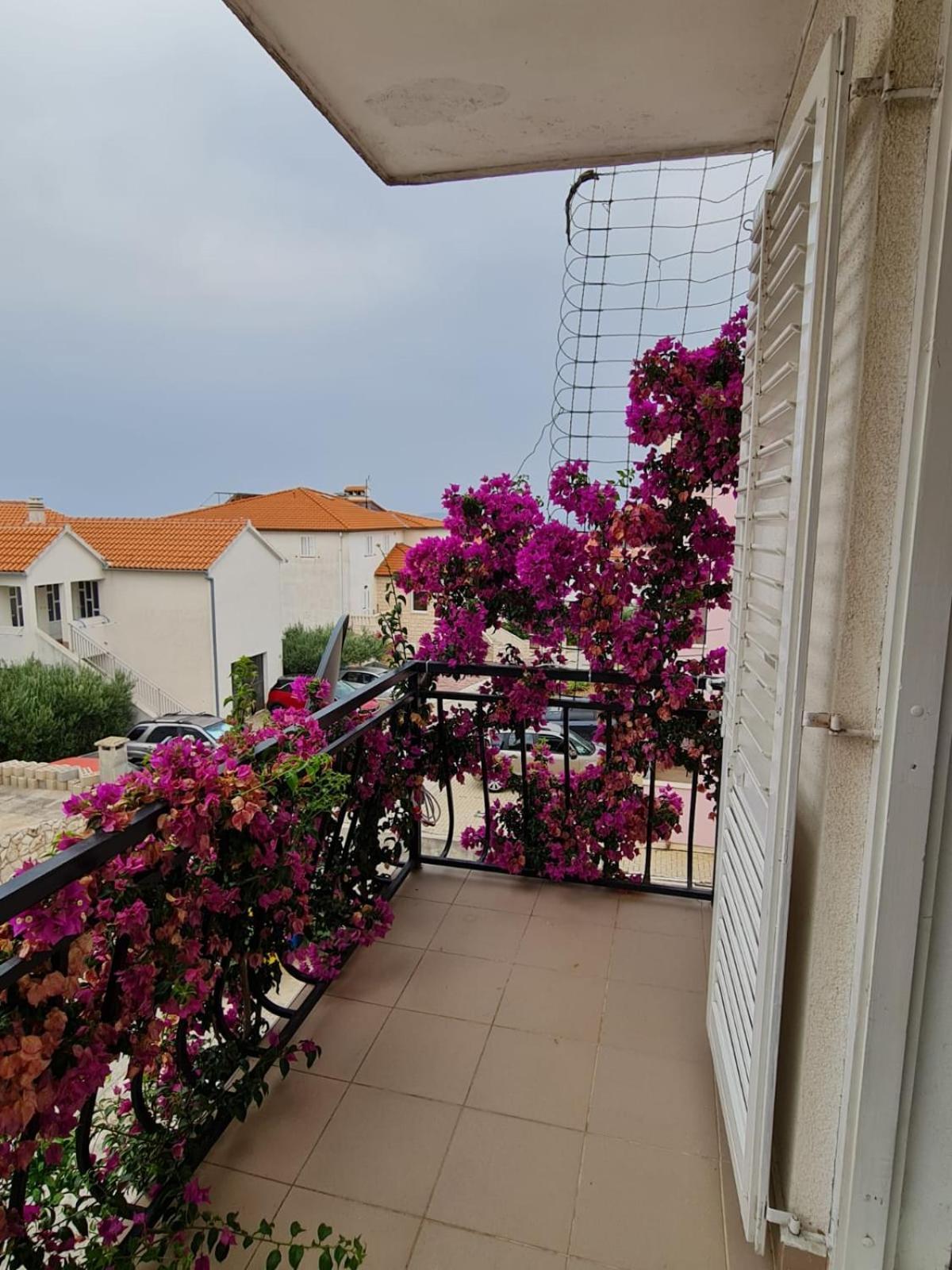 Apartments Butkovic Хвар Экстерьер фото