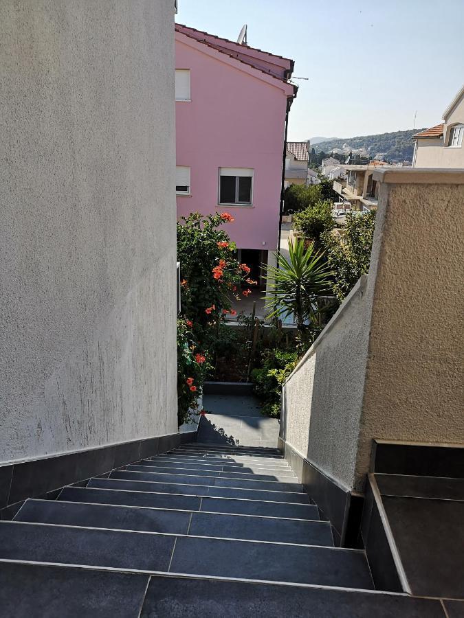 Apartments Butkovic Хвар Экстерьер фото